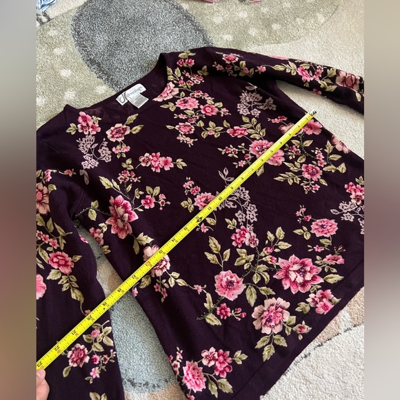 Sweater for layering fit usa small to medium - Picture 8 of 9